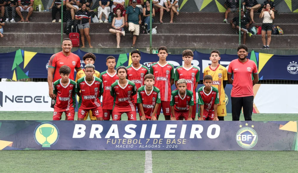 Time de base do FSA posado para foto antes do jogo